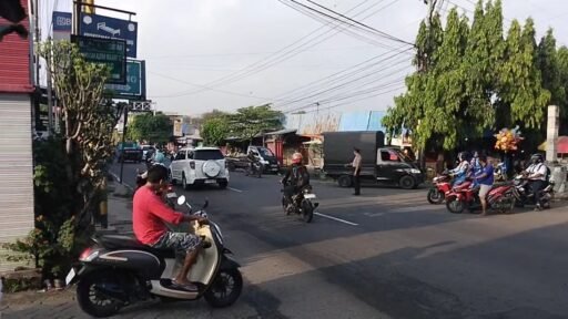 Guna Antisipasi Kemacetan Polsek Ngimbang Secara Rutin Gelar CommanderwishPagi di Wilayah Ngimbang