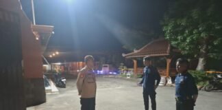 Guna Cegah Dan Daya Tangkal 4C Polsek Ngimbang Gelar Patroli Blue Light Di Daerah Rawan