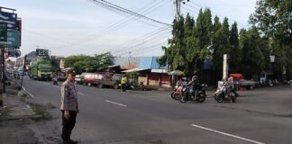 Guna Antisipasi Kemacetan Polsek Ngimbang Secara Rutin Gelar CommanderwishPagi di Wilayah Ngimbang