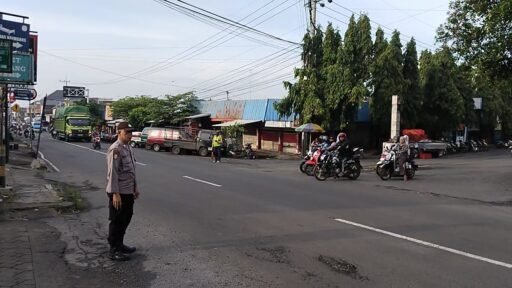 Guna Antisipasi Kemacetan Polsek Ngimbang Secara Rutin Gelar CommanderwishPagi di Wilayah Ngimbang