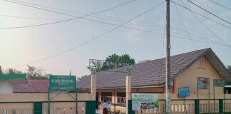 MI Desa Betung Selatan Kekurangan Ruang Kelas, Satu Ruangan Disekat Jadi Dua, Kantor Pun Disulap Jadi Kelas