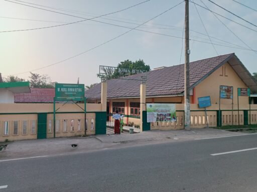 MI Desa Betung Selatan Kekurangan Ruang Kelas, Satu Ruangan Disekat Jadi Dua, Kantor Pun Disulap Jadi Kelas