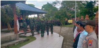 Polsek Ngimbang Hadiri Kegiatan Tradisi Satuan YONIF TP 887/KJM di Gunung Ratu Sendangrejo – Ngimbang