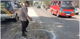 Guna Cegah Kecelakaan Polsek Ngimbang Melaksanakan Giat Pemberian Tanda Cat Pilok Pada Jalan Rusak