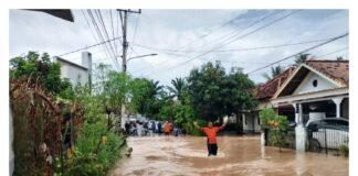 MUARA ENIM DILANDA BANJIR POLISI HADIR MENJADI HARAPAN WARGA BHABINKAMTIBMAS SUSURI RUMAH DI PASAR 11