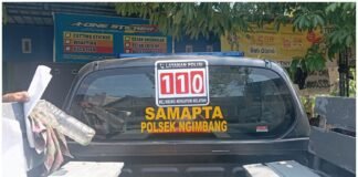 Polsek Ngimbang Melaksanakan Kegiatan Pemasangan Stiker Sosialisasi Layanan 110 Polri