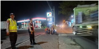 Kapolsek Ngimbang Gelar Patroli Blue Light Antisipasi Curva Boys Annyversery Persela Ke 59