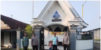 Personil Polsek Ngimbang Gelar Pengamanan Ibadah Minggu Pagi Di Gereja GKJTU Dan GJWI Desa Ngasemlemahbang