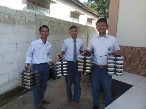 MBG Sambangi MA Al-Ahzar Kp. Carik Desa Padamulya Kecamatan Majalaya Kab. Bandung Di Sambut Antusias Siswa