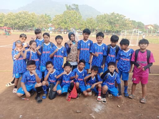 Iis Indrayani, S. Pd. KS SDN Liomadur Bersama Team Sepakbola, Volly Ball – O2SN Stadion Sepakbola Barujati