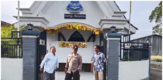 Personil Polsek Ngimbang Gelar Pengamanan Ibadah Minggu Pagi Di Gereja GKJTU Dan GJWI Desa Ngasemlemahbang