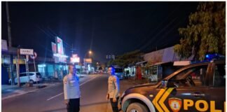 Guna Cegah Dan Daya Tangkal 4C personil Polsek Ngimbang Gelar Patroli Blue Light Di Wilayah Ngimbang