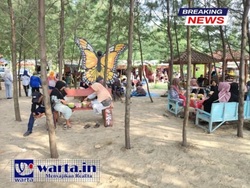 Diserbu Wisatawan! Pantai Indah Layur Rembang Jadi Primadona Baru Akhir Pekan
