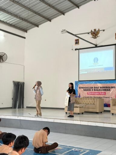 DWENDRI Mahasiswi UT Bandung EDUFAIR Mengajak Siswa SMKN 1 Bale Endah Kuliah di Universitas Terbuka Negeri