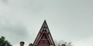 CUCU & CICIT OPUNG SINDAK SITANGGANG JIARAH KE TUGU OPUNG SINAR NAIBAHO HUTAPRIK & BORU NAINGGOLAN