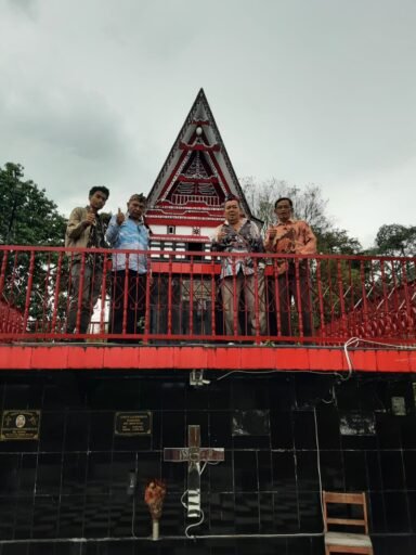 CUCU & CICIT OPUNG SINDAK SITANGGANG JIARAH KE TUGU OPUNG SINAR NAIBAHO HUTAPRIK & BORU NAINGGOLAN