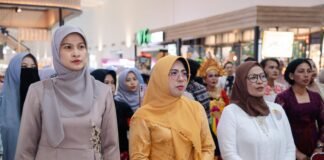 Tinawati Andra Soni Pimpin Parade Kebaya di Mall of Serang