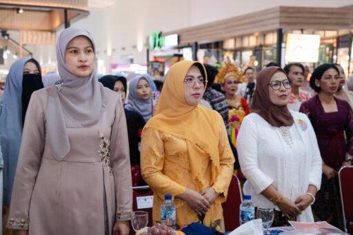 Tinawati Andra Soni Pimpin Parade Kebaya di Mall of Serang