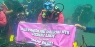 Peringati Hari Bumi ke-56, Bhayangkari NTB Tanam Terumbu Karang di Gili Sudak tuk Lestarikan Ekosistem Laut