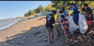 Kebersamaan Polairud Polda NTB dan Anak Pesisir terlihat Saat Bersih Pantai Tanjung Luar