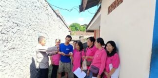 Bhabinkamtibmas Dampingi PSN di Cilinaya, Edukasi 3M dan Pembagian Abate Cegah DBD