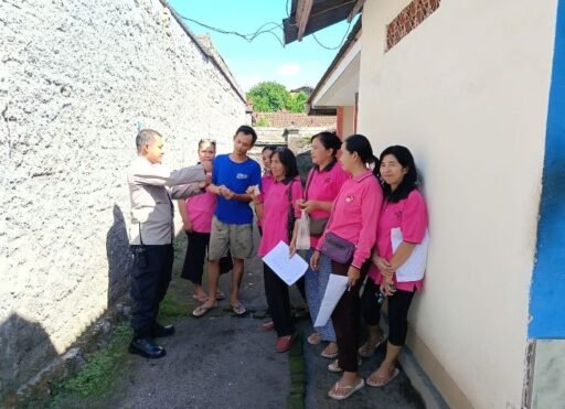 Bhabinkamtibmas Dampingi PSN di Cilinaya, Edukasi 3M dan Pembagian Abate Cegah DBD