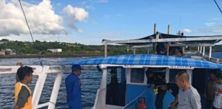 Personil Kapal Polisi XXI–2014 dan TNI AL Pos Calabai Sinergi Bantu Nelayan Ukur Kapal di Pelabuhan