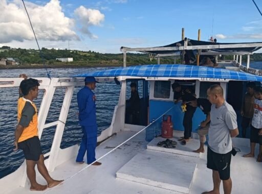 Personil Kapal Polisi XXI–2014 dan TNI AL Pos Calabai Sinergi Bantu Nelayan Ukur Kapal di Pelabuhan