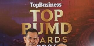 Wakil Bupati Pasaman Parulian didampingi Direktur Perumda Tirta Saiyo terima penghargaan TOP BUMD Awards 2026