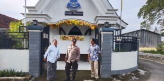 Personil Polsek Ngimbang Gelar Pengamanan Ibadah Minggu Pagi Di Gereja GKJTU Dan GJWI Desa Ngasemlemahbang