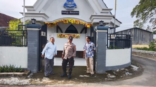 Personil Polsek Ngimbang Gelar Pengamanan Ibadah Minggu Pagi Di Gereja GKJTU Dan GJWI Desa Ngasemlemahbang