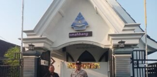 Personil Polsek Ngimbang Gelar Pengamanan Ibadah Minggu Pagi Di Gereja GKJTU Dan GJWI Desa Ngasemlemahbang