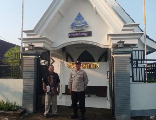 Personil Polsek Ngimbang Gelar Pengamanan Ibadah Minggu Pagi Di Gereja GKJTU Dan GJWI Desa Ngasemlemahbang