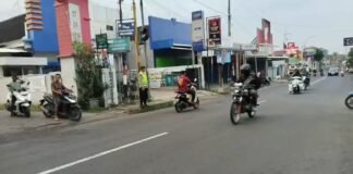Guna Antisipasi Kemacetan Polsek Ngimbang Secara Rutin Gelar Commanderwish Pagi di Wilayah Ngimbang