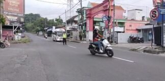 Guna Antisipasi Kemacetan Polsek Ngimbang Secara Rutin Gelar CommanderwishPagi di Wilayah Ngimbang