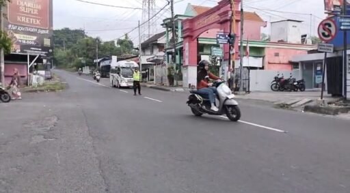 Guna Antisipasi Kemacetan Polsek Ngimbang Secara Rutin Gelar CommanderwishPagi di Wilayah Ngimbang