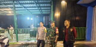 Kapolsek Selaparang Pimpin Pengamanan Event Combat Boxing di Mataram