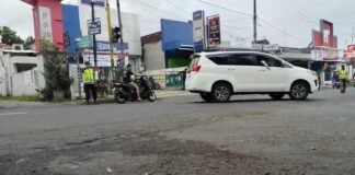 Polsek Ngimbang Secara Rutin Gelar Commanderwish Di Pagi Hari Guna cegah Kemacetan di Wilayah Ngimbang