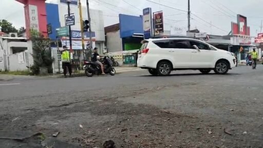 Polsek Ngimbang Secara Rutin Gelar Commanderwish Di Pagi Hari Guna cegah Kemacetan di Wilayah Ngimbang
