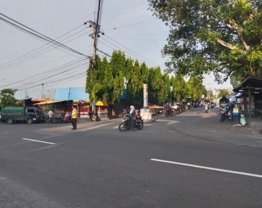 Polsek Ngimbang Secara Rutin Gelar Commanderwish Di Pagi Hari Guna cegah Kemacetan di Wilayah Ngimbang