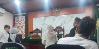 Dokumen ahli waris dipersoalkan,notaris tak hadir: sidang di pengadilan agama surabaya pertanyaakan publik
