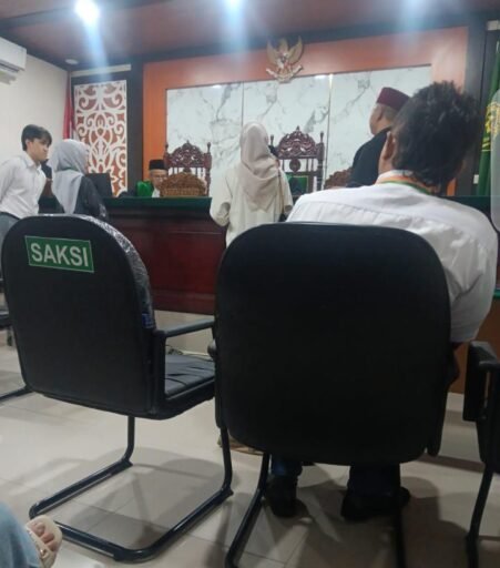 Dokumen ahli waris dipersoalkan,notaris tak hadir: sidang di pengadilan agama surabaya pertanyaakan publik