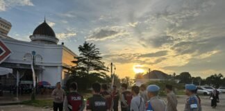 Polres Ogan Ilir Laksanakan Pengamanan Pelepasan 218 Jemaah Calon Haji di Masjid Agung An-Nur