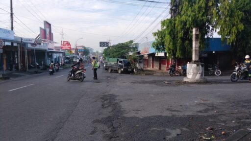 Guna Antisipasi Kemacetan Polsek Ngimbang Secara Rutin Gelar Commanderwish Di Pagi