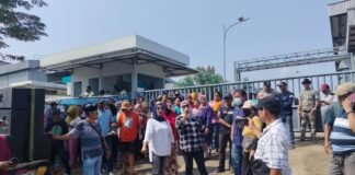 Demo Warga Nambo Ilir Pecah di Depan Pabrik PT Tunas Alpin! Tuntut Hak Kerja