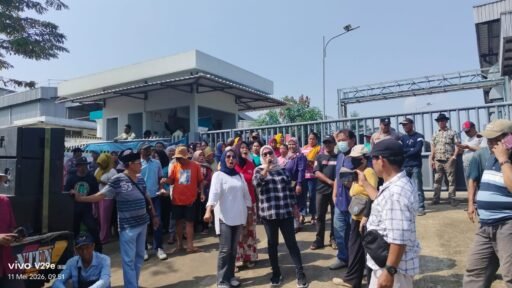 Demo Warga Nambo Ilir Pecah di Depan Pabrik PT Tunas Alpin! Tuntut Hak Kerja