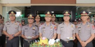 Dedikasi Tanpa Cacat, Dua Personel Polres Lamongan Terima Kenaikan Pangkat Pengabdian