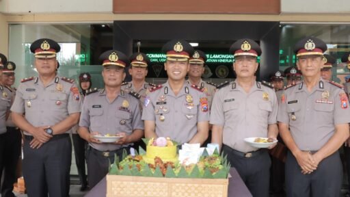 Dedikasi Tanpa Cacat, Dua Personel Polres Lamongan Terima Kenaikan Pangkat Pengabdian