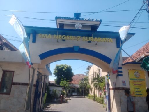 Diduga Alergi wartawan,kepsek Sman7 surabaya bungkam soal polemik komite