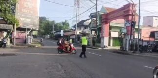 Polsek Ngimbang Secara Rutin Gelar Commanderwish Di Pagi Hari Guna cegah Kemacetan di Wilayah Ngimbang